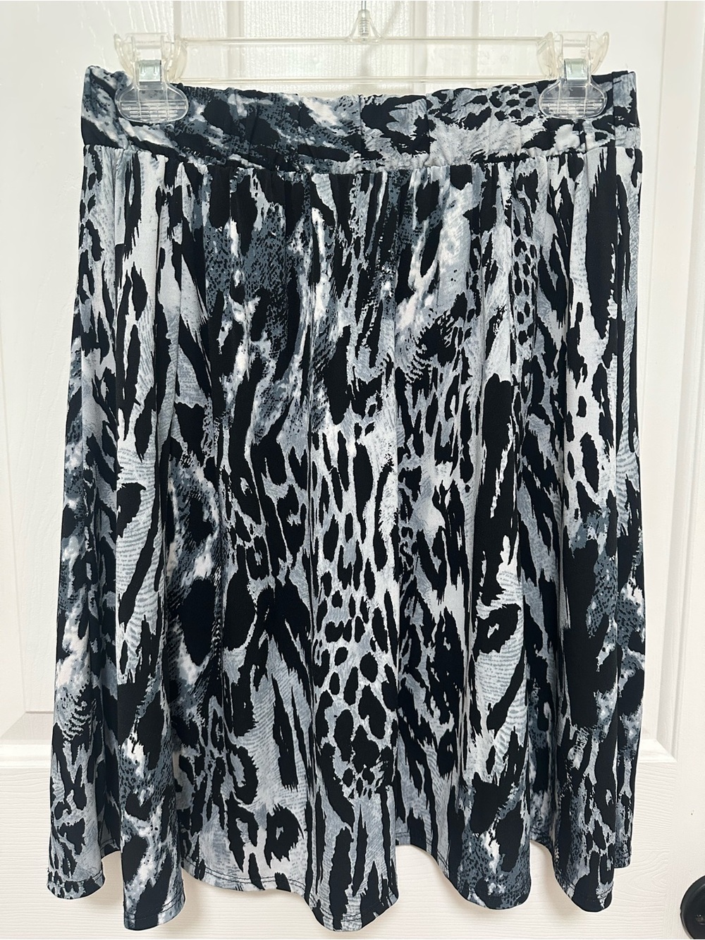 0261 new directions Black and White Animal Print Midi‎ Skirt size medium